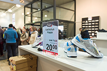 Dieses Bild zeigt die Präsentation von Laufschuhen in der Filiale Villach